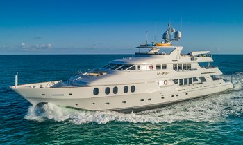 Embrace A Bahamian Christmas With Reduced Rates Onboard Charter Yacht I LOVE THIS BOAT