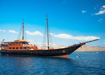 Samata yacht charter in Wayag Island