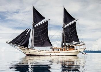 Silolona yacht charter in Wayag Island