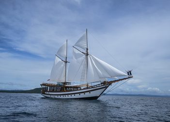 Majik yacht charter in Wayag Island