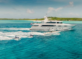Lucy yacht charter in Bermuda