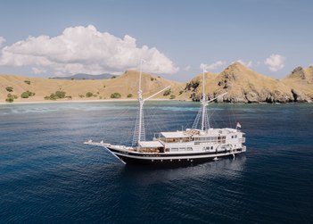 Aliikai yacht charter in Misool Island 