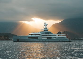 Cloudbreak yacht charter in Pianemo Island 