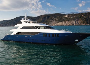 Ipanemas yacht charter in Santorini