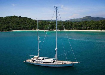 Infinium yacht charter in Gam Island