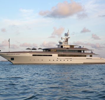ETERNITY offers access to luxury resorts on a Bahamas yacht charter