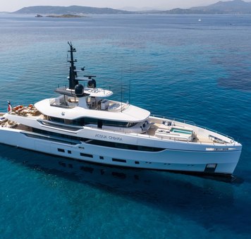 First Look: Columbus charter yacht ACQUA CHIARA unveils first interior images