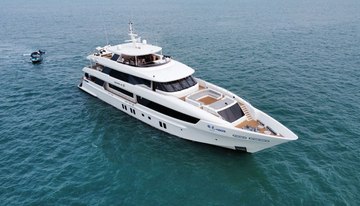 RUI ZI 4605 charter yacht