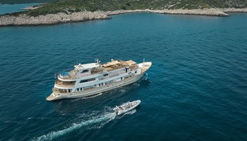 La Perla charter yacht