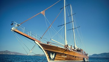 Entre Cielos charter yacht