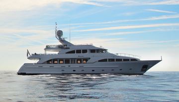 Inouis charter yacht