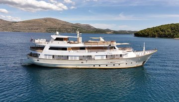 La Perla charter yacht