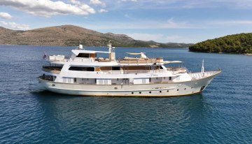 La Perla charter yacht