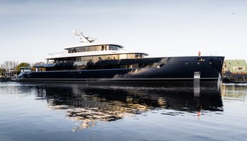 Les Cinq charter yacht