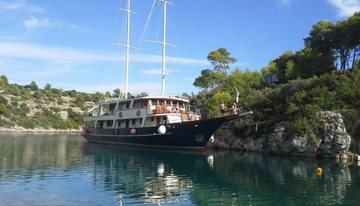 Luna charter yacht