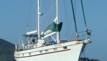 Ayacanora charter yacht