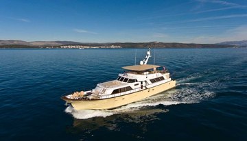 Auriane charter yacht