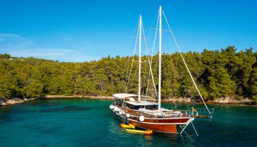 Alluree charter yacht