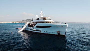Heeus charter yacht