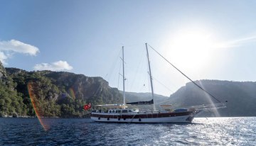 Queen Lila charter yacht