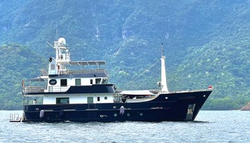 Grand Maloekoe charter yacht