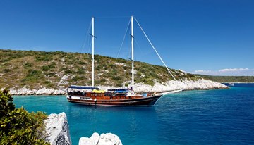Perla charter yacht