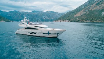 Lady Mura charter yacht