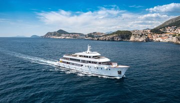 Yolo charter yacht