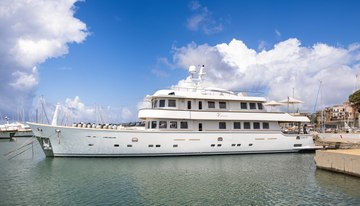 Tananai charter yacht