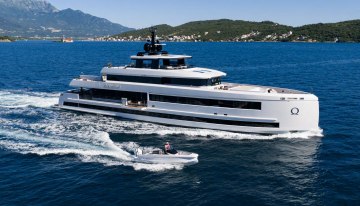 Aquarius charter yacht