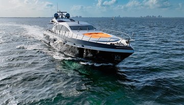 Scratch charter yacht