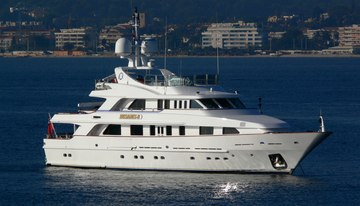 Desamis B charter yacht