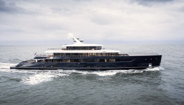 Les Cinq charter yacht