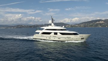 Akar XIII charter yacht