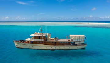 Over the Rainbow of London yacht charter in Thanda Island
