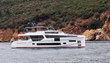Vitamina Grande charter yacht