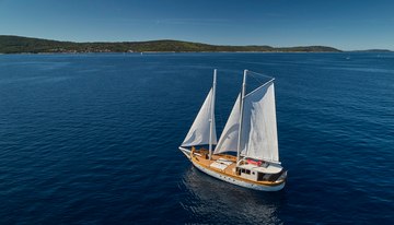 Green Ray charter yacht