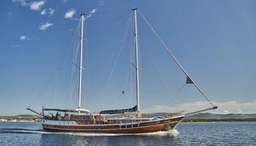 Perla charter yacht