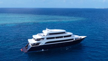 Safira charter yacht