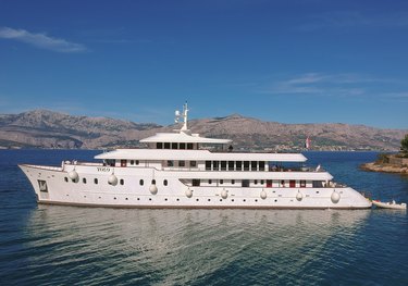 Yolo charter yacht