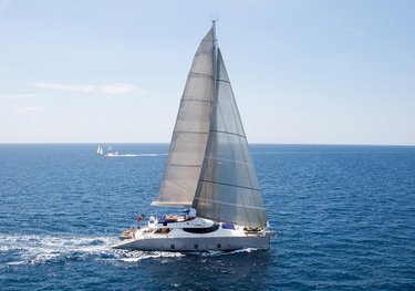 Huitane charter yacht