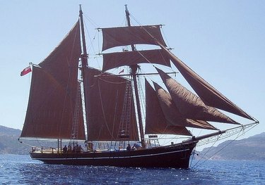 Rhea charter yacht