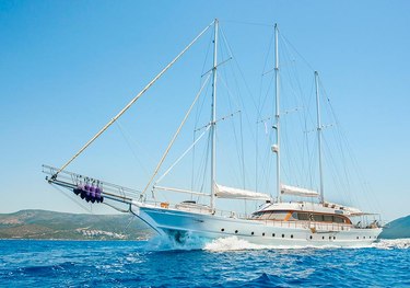 Bellamare charter yacht
