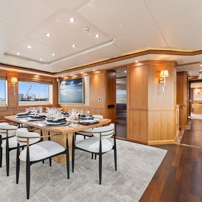 Invictus Yacht 14