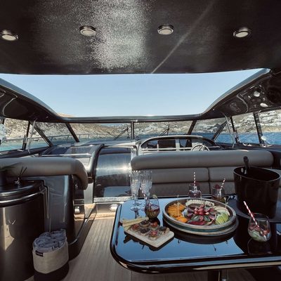 007 Yacht 15