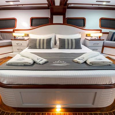 Lotus Yacht 11