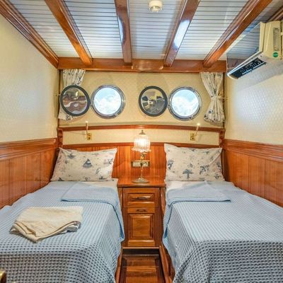 Grand Admiral Yacht 15