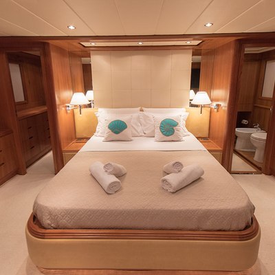 Salty Yacht 9