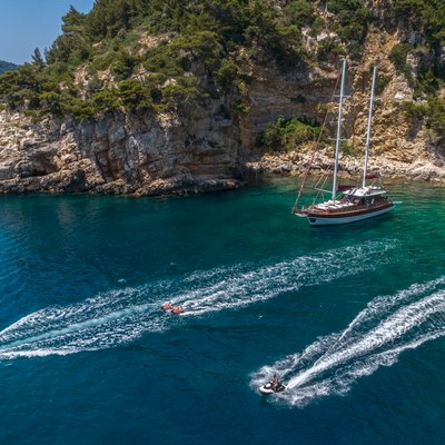 adriatic yacht charter presently at sea