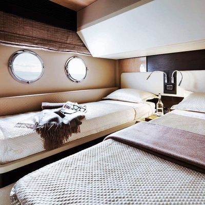 Mozz Yacht 13